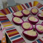 Ярко розовые маринованные яйца фаршированные майонезом Пасхальная закуска о которой все говорят