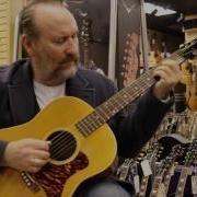 Колин Хэй играет на гитаре Gibson J 35 1939 года выпуска в магазине Norman S Rare Guitars