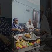 Oturma Odasında Mangal Yapan Çift
