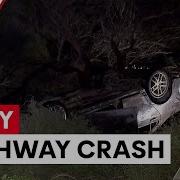 Чудесное спасение автомобиль перевернулся и сгорел на трассе в Аделаиде 7NEWS