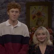 Посмотрите как Сабрина Карпентер рекламирует Tall Plain Boyfriend в вырезанном скетче SNL