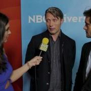 Хью Дэнси и Мадс Миккельсен из Ганнибала на красной дорожке NBC Интервью на AfterBuzz TV