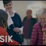 Christmas Flashmob Moves To Tears