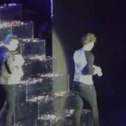 Louis And Liam Do A Water Fight During The Show In Paris Bercy 29 04 2013