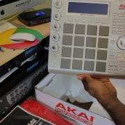 UNBOXING THE AKAI MPC STUDIO
