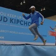 Runners Attempt Eliud Kipchoge S World Record Marathon Pace