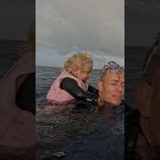 Беру свою дочь поплавать с горбатыми китами