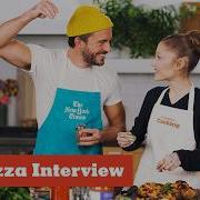 Ариана Гранде и Джонатан Бейли из сериала Злая интервью о пицце NYT Cooking