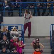 Зажигательный танец уборщицы в Хабаровске
