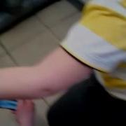 поцан лижет пол