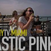 PLASTIC PINKS ELLA ME MIRA BalconyTV