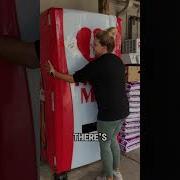 Автомат с бесплатной Coca Cola за объятия