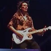 Steve Vai играет Die To Live в Москве посвящая песню Сергею Тынку