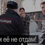 ЗЛАЯ БАБКА СПРЯТАЛА СВОЮ РАБЫНЮ В ШКАФУ