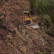 Как гигантский бульдозер Caterpillar D7g прокладывает себе путь сквозь Скалистые горы бульдозер