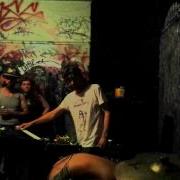Umbilical Tentacle Essendon Squat 2
