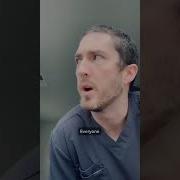 Врач терапевт исследует вены шеи