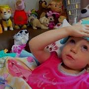 Настя смотрит мультики и показывает свои игрушки