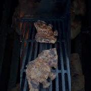 Korvgubben Grillar Kött