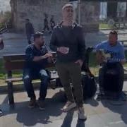 DogusOfficial Şarkının Sahibi Sokak Müzisiyenlerine Denk Geldiği An