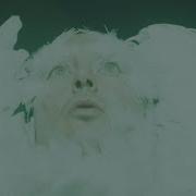 TENTATIVE L Amant Nu Sur Un Divan Avec Des Plumes De Goéland