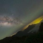 I Stabilized An 8 Hour Timelapse To Show The Earth Rotating With Airglow And Meteor