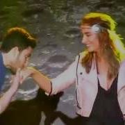 Sıla Konserinde Sahneye Hayranı Atladı