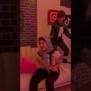 Gözde Akgün Şarkı Söyleyen Anne Gözdeakgün Shorts