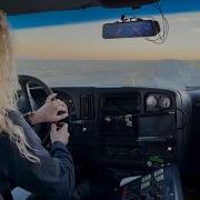 Женщина за рулём по очень ухабистой дороге Внедорожные приключения