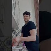 Məftun Baboş Gecəyarı Toyuqları Yemləyir