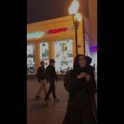 Певица Ёлка спела на Арбате песня Берегом