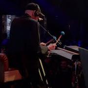 Roy Ayers Performs Searching With Soulful Vibraphone At 82 Years Old