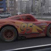 Молния Маккуин из Disney Cars в реальной жизни на дороге