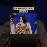 MICHAEL JACKSON SITS PERFORMING REMEMBER THE TIME WITH BROKEN ANKLE