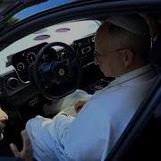 Папа Лев XIV тестирует электрическое будущее Ferrari на суперкаре Luce