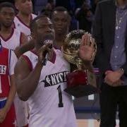Кевин Харт принимает награду MVP Sprint Celebrity Game