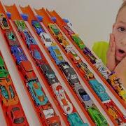 Ники играет с машинками и игровыми наборами Hot Wheels видео с игрушечными машинками