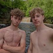 Купание в открытой воде у водопада в Йоркширских долинах