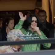 Michael Jackson RARE Footage Signing Autographs And At London Theatre FAN MAYHEM