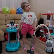 Ева помогает маме убирать в доме Играет в набор для уборки