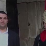 Funny Guy Makes Royal Guard Laugh At Buckingham Palace