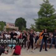 World S Largest Simultaneous Flash Mob With Alfonso Ribeiro