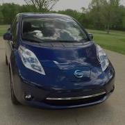 Продается подержанный электромобиль Nissan Leaf SL 2017 года выпуска цвет темно синий жемчуг