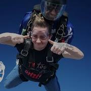 Джесс отлично провела время прыгая с парашютом